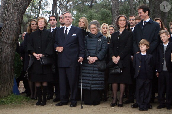 Le cortège royal lors de la cérémonie organisée à la nécropole royale du domaine Tatoï, au nord d'Athènes, le 6 mars 2014 pour commémorer les 50 ans de la mort du roi Paul Ier de Grèce.