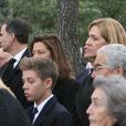 L'infante Cristina d'Espagne à côté de la princesse Alexia de Grèce lors de la cérémonie organisée à la nécropole royale du domaine Tatoï, au nord d'Athènes, le 6 mars 2014 pour commémorer les 50 ans de la mort du roi Paul Ier de Grèce.
