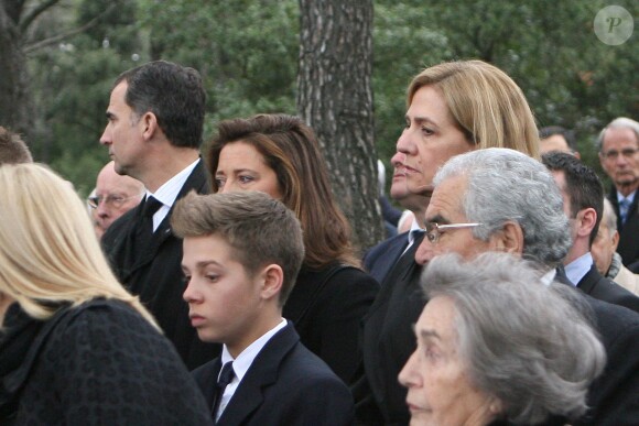 L'infante Cristina d'Espagne à côté de la princesse Alexia de Grèce lors de la cérémonie organisée à la nécropole royale du domaine Tatoï, au nord d'Athènes, le 6 mars 2014 pour commémorer les 50 ans de la mort du roi Paul Ier de Grèce.