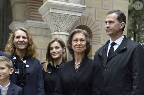 L'infante Elena d'Espagne, la princesse Letizia, la reine Sofia d'Espagne, le prince Felipe ensemble lors de la cérémonie organisée à la nécropole royale du domaine Tatoï, au nord d'Athènes, le 6 mars 2014 pour commémorer les 50 ans de la mort du roi Paul Ier de Grèce.