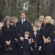 La reine Sofia d'Espagne et le prince Pavlos de Grèce avec sa femme et leurs enfants lors de la cérémonie organisée à la nécropole royale du domaine Tatoï, au nord d'Athènes, le 6 mars 2014 pour commémorer les 50 ans de la mort du roi Paul Ier de Grèce.