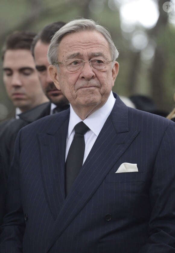 Le roi Constantin II de Grèce semblait très ému lors de la cérémonie organisée à la nécropole royale du domaine Tatoï, au nord d'Athènes, le 6 mars 2014 pour commémorer les 50 ans de la mort du roi Paul Ier de Grèce.