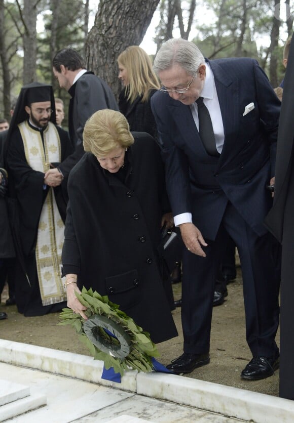 La reine Anne-Marie et le roi Constantin de Grèce ont déposé une couronne lors de la cérémonie organisée à la nécropole royale du domaine Tatoï, au nord d'Athènes, le 6 mars 2014 pour commémorer les 50 ans de la mort du roi Paul Ier de Grèce.