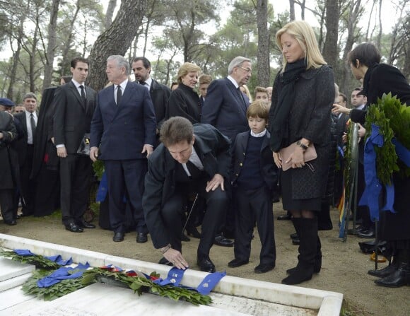 Le prince Pavlos et la princesse Marie-Chantal de Grèce déposant une couronne lors de la cérémonie organisée à la nécropole royale du domaine Tatoï, au nord d'Athènes, le 6 mars 2014 pour commémorer les 50 ans de la mort du roi Paul Ier de Grèce.