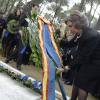 La reine Sofia d'Espagne dépose une couronne à la mémoire de son père lors de la cérémonie organisée à la nécropole royale du domaine Tatoï, au nord d'Athènes, le 6 mars 2014 pour commémorer les 50 ans de la mort du roi Paul Ier de Grèce.