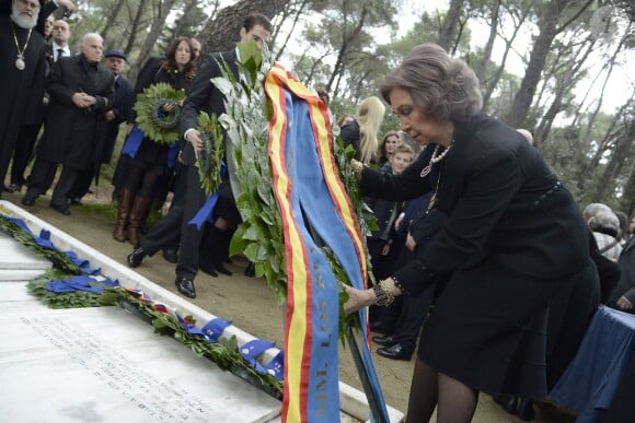 La reine Sofia d'Espagne dépose une couronne à la mémoire de son père lors de la cérémonie organisée à la nécropole royale du domaine Tatoï, au nord d'Athènes, le 6 mars 2014 pour commémorer les 50 ans de la mort du roi Paul Ier de Grèce.