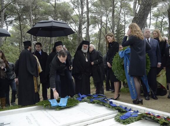 La princesse Letizia, le prince Felipe devant la sépulture lors de la cérémonie organisée à la nécropole royale du domaine Tatoï, au nord d'Athènes, le 6 mars 2014 pour commémorer les 50 ans de la mort du roi Paul Ier de Grèce.