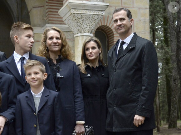 L'infante Elena d'Espagne, la princesse Letizia, le prince Felipe réunis lors de la cérémonie organisée à la nécropole royale du domaine Tatoï, au nord d'Athènes, le 6 mars 2014 pour commémorer les 50 ans de la mort du roi Paul Ier de Grèce.