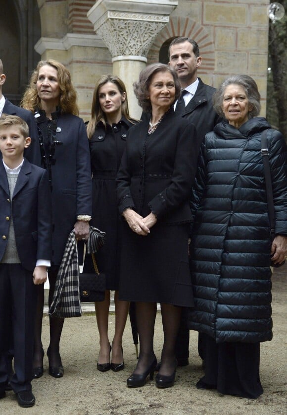 La reine Sofia d'Espagne avec Elena, Letizia, Felipe et Irene lors de la cérémonie organisée à la nécropole royale du domaine Tatoï, au nord d'Athènes, le 6 mars 2014 pour commémorer les 50 ans de la mort du roi Paul Ier de Grèce.