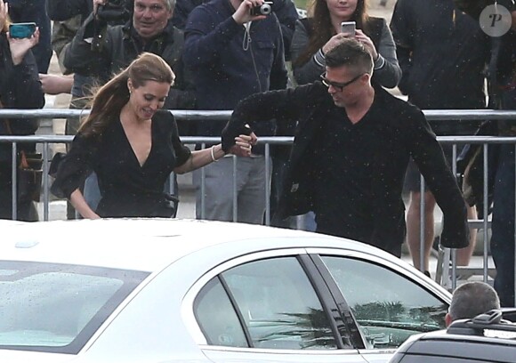 Brad Pitt et Angelina Jolie signent des autographes en arrivant au Independent Spirit Awards à Los Angeles, le 1er Mars 2014.
