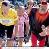 Marco Pantani, derrière Lance Armstrong lors de la 15 étape du Tour de France lors de la montée vers Courchevel, le 16 juillet 2000
