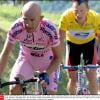 Marco Pantani, devance Lance Armstrong lors de la 15 étape du Tour de France lors de la montée vers Courchevel, le 16 juillet 2000