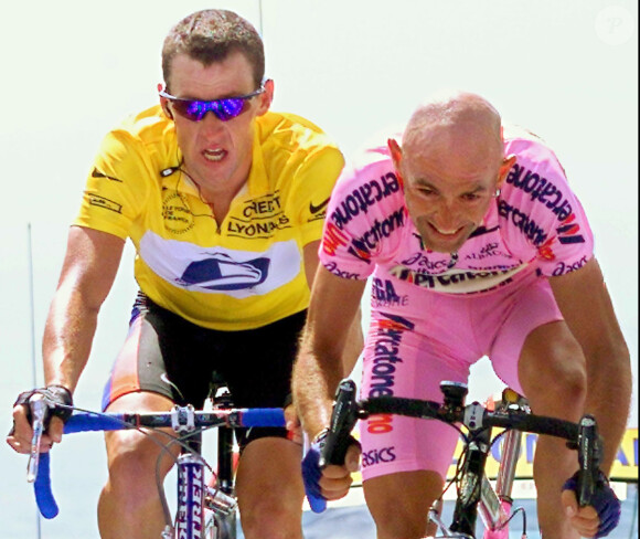 Marco Pantani termine devant Lance Armstrong au sommet du mont Ventoux, le 13 juillet 2000 sur le Tour de France, une victoire qui sera à l'origine d'une haine terrible de l'Italien envers le Texan.