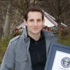 Renaud Lavillenie a officiellement fait son entrée dans le Guinness des records après son saut à la perche à 6,16 mètres en Ukraine le 15 février 2014.