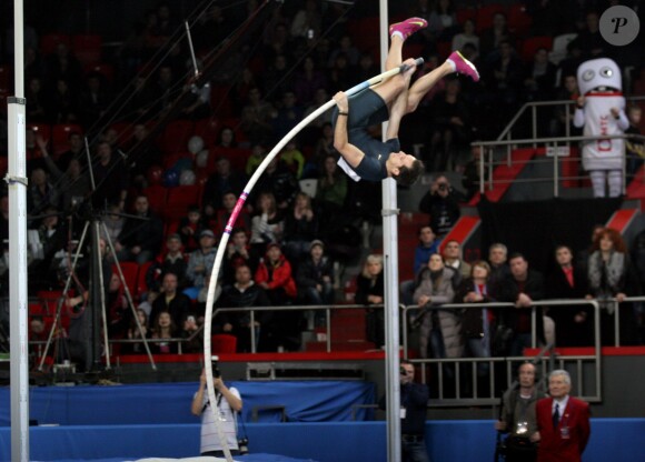 Renaud Lavillenie sur le point de battre le record de saut à la perche de Sergueï Bubka, le 15 février 2014 à Donetsk en réalisant un saut à 6,16 mètres