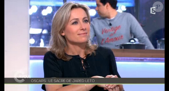 Anne-Sophie Lapix présente C à vous sur France 5, le vendredi 7 mars 2014.