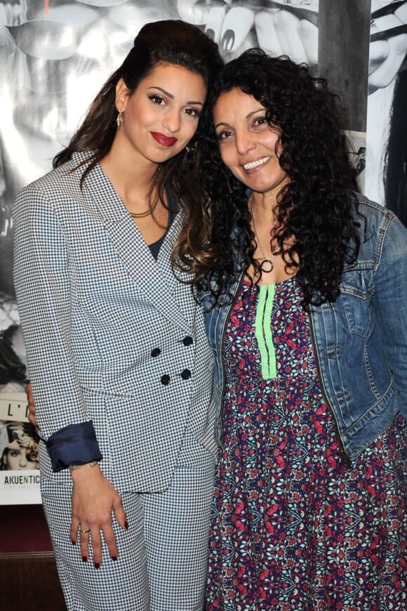 Tal et sa maman Sem Azar lors de l'avant-première de "Tal au cinéma" au Grand Rex à Paris, le 8 mars 2014.