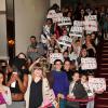 Les fans de Tal lors de l'avant-première de "Tal au cinéma" au Grand Rex à Paris, le 8 mars 2014.