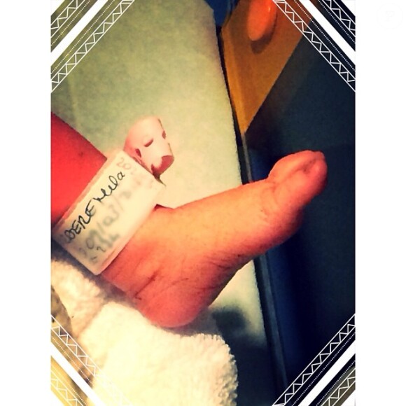 Jade Foret et Arnaud Lagardère ont un nouveau bébé. Voici le pied de leur petite Mila, née le 9 mars 2014.