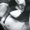 Le jour-même de son accouchement, Jade Foret posait cette charmante photo de son ventre. La petite Mila est née le 9 mars 2014.