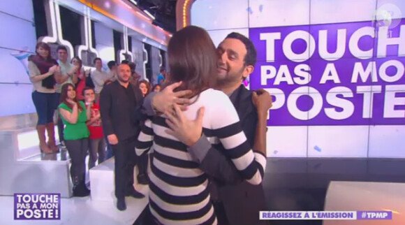 Karine Le Marchand embrasse Cyril Hanouna dans "Touche pas à mon poste" sur D8, le 13 mars 2014.
