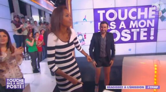 Karine Le Marchand accueillie par un Cyril Hanouna en short dans "Touche pas à mon poste" sur D8, le 13 mars 2014.