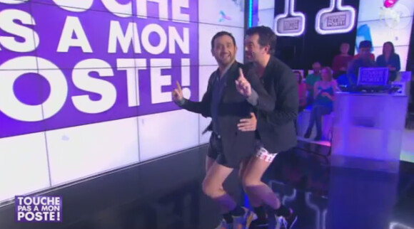 Cyril Hanouna et Stpéhane Plaza dansent collés-serrés en sous-vêtements dans "Touche pas à mon poste" sur D8, le 13 mars 2014.