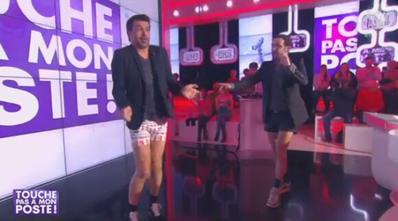 Cyril Hanouna et Stpéhane Plaza en sous-vêtements dans "Touche pas à mon poste" sur D8, le 13 mars 2014.