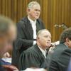 Barry Roux et Kenny Oldwage, les avocats d'Oscar Pistorius, lors du procès de celui-ci le 12 mars 2014 à Pretoria