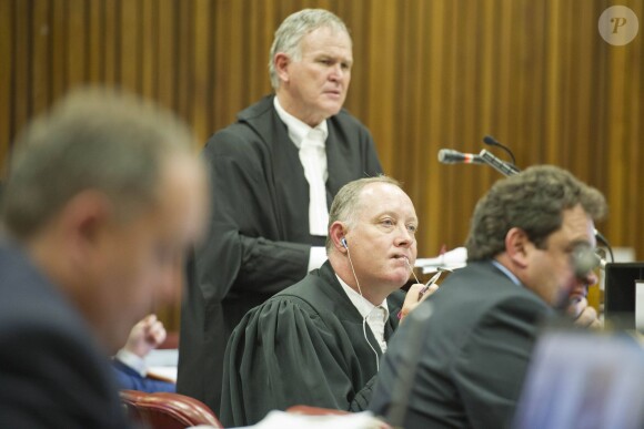 Barry Roux et Kenny Oldwage, les avocats d'Oscar Pistorius, lors du procès de celui-ci le 12 mars 2014 à Pretoria