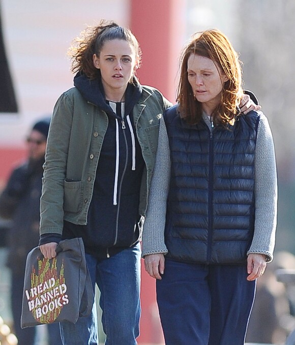 Kristen Stewart console Julianne Moore sur le tournage du film Still Alice à New York le 14 mars 2014.
