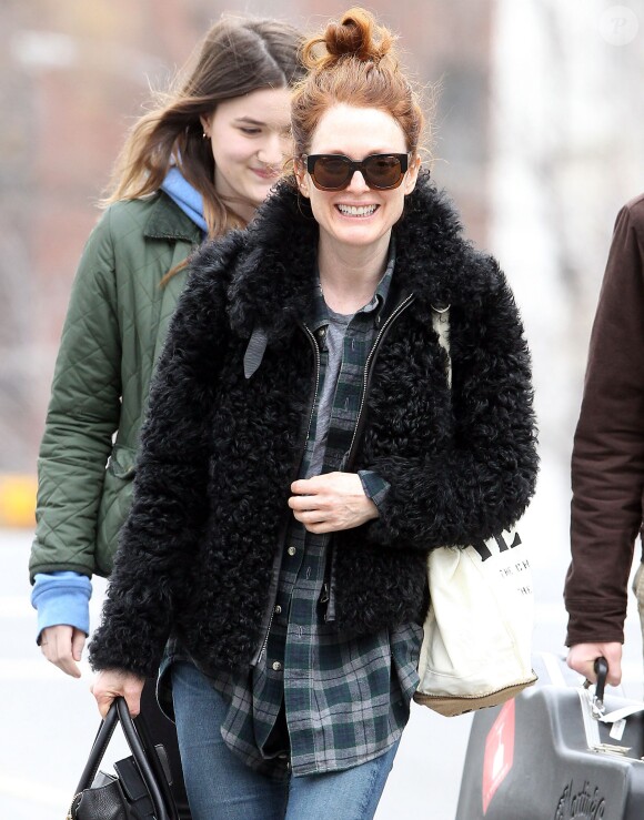 Julianne Moore tout sourire sur le tournage du film Still Alice à New York le 14 mars 2014.
