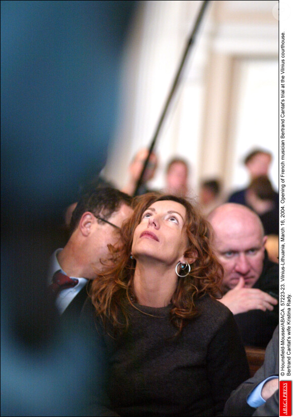 Denis Barthe derrière la femme de Bertrand Cantat, Kristina Rady, le 16 mars 2004.