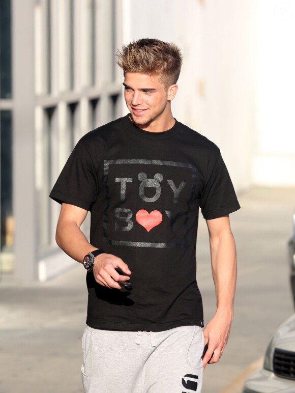 Paris Hilton et son compagnon River Viiperi se promènent à Studio City le 15 mars 2014.