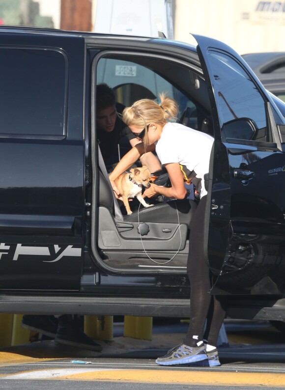 Paris Hilton et son compagnon River Viiperi se promènent à Studio City le 15 mars 2014.