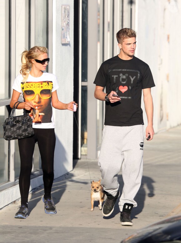 Paris Hilton et son compagnon River Viiperi se promènent à Studio City le 15 mars 2014.