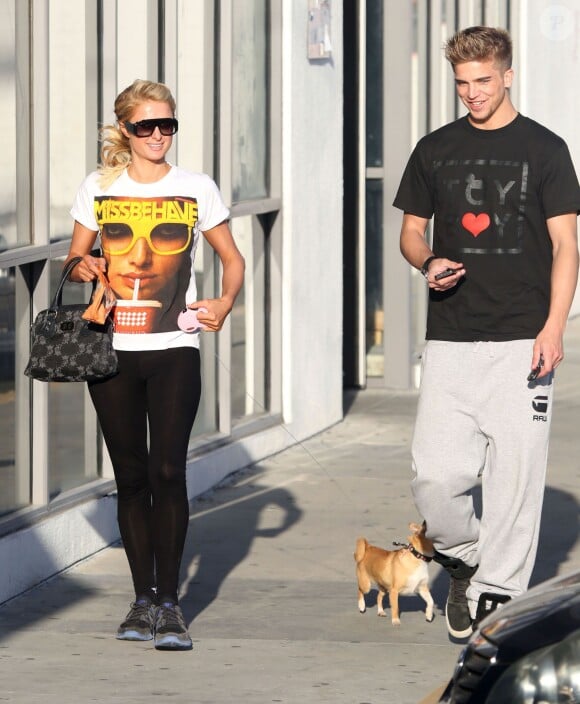 Paris Hilton et son compagnon River Viiperi se promènent à Studio City le 15 mars 2014.