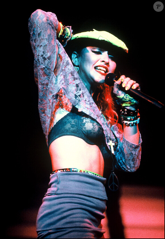 Madonna sur la scène du "Live Aid", un concert caritatif organisé à Londres le 24 juillet 1985.