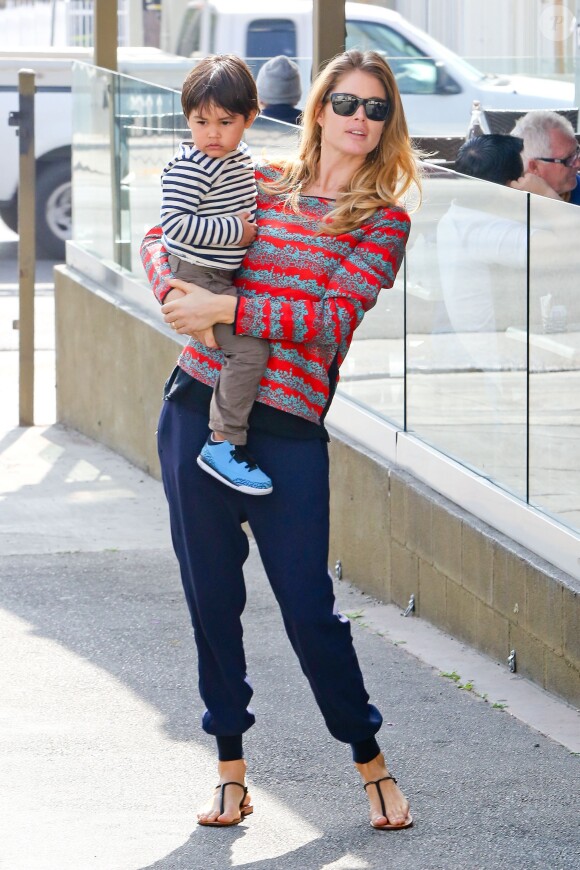 Doutzen Kroes et son fils Phyllon à West Hollywood, le 18 mars 2014.