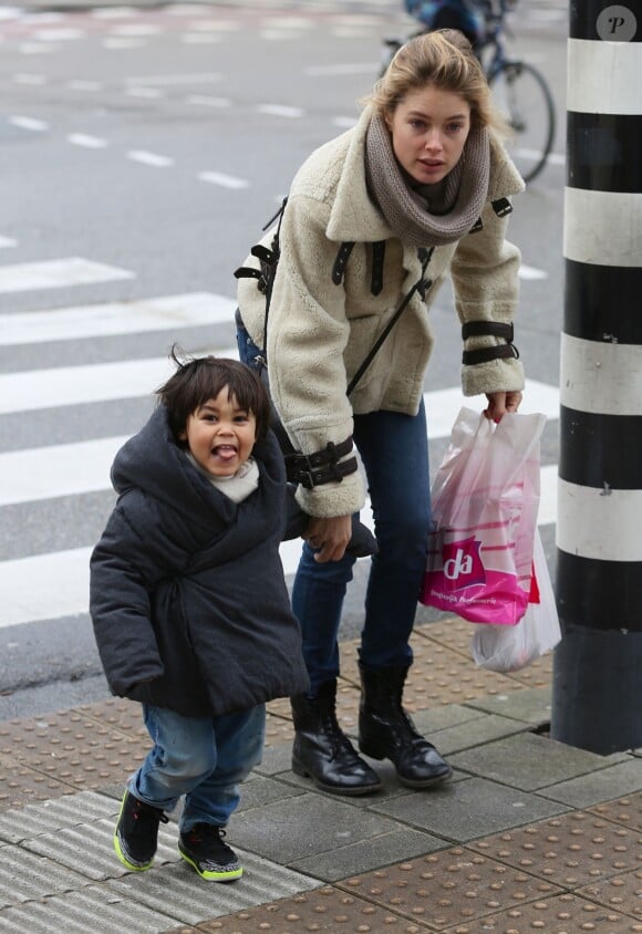 Doutzen Kroes et son fils Phyllon à Amsterdam, le 27 janvier 2014.