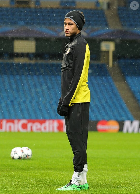 Neymar, lors de l'échauffement à l'Etihad Stadium de Manchester, le 17 février 2014