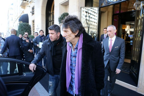 Ronnie Wood quitte l'hôtel George V pour se rendre à des répétitions à Paris. Le 3 février 2014.