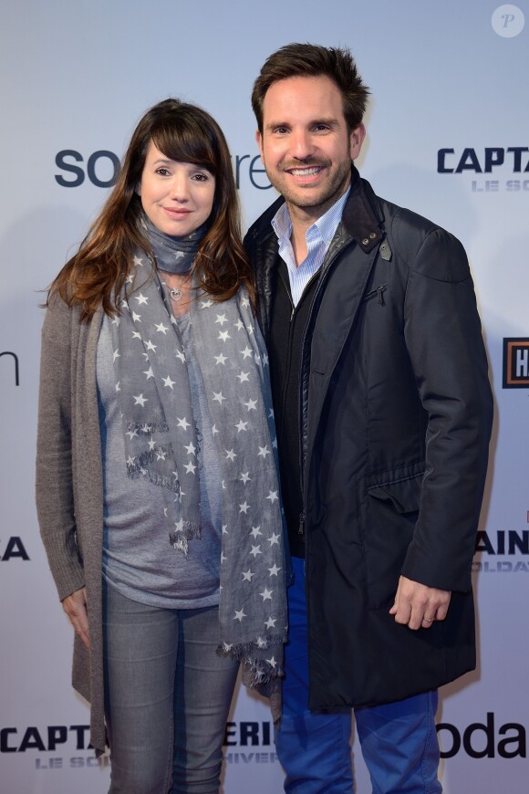 Christophe Michalak et son épouse Delphine McCarty enceinte, tout sourire lors de l'avant-première de Captain America : Le Soldat d'Hiver, au Grand Rex à Paris le 17 mars 2014