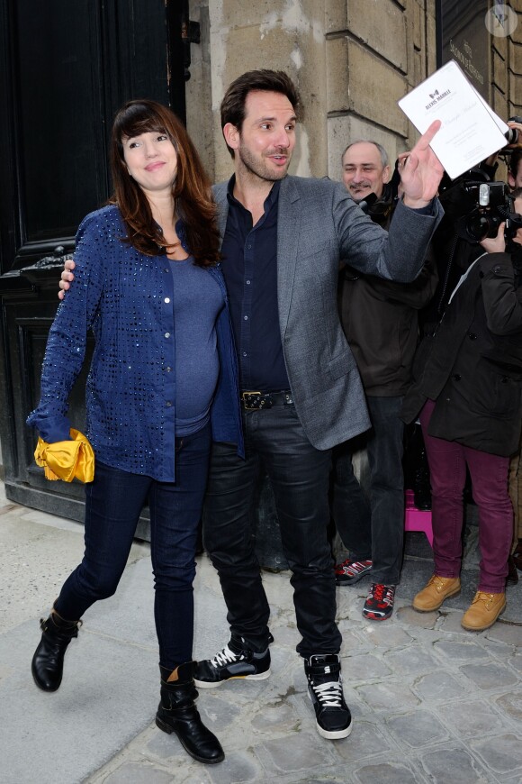 Christophe Michalak et Delphine McCarty, enceinte, lors du défilé Alexis Mabille à l'hôtel Salomon de Rothschild à Paris, le 26 février 2014