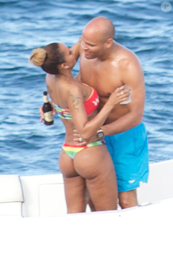 Mel B, fesses dehors avec son mari Stephen Belafonte sur un luxueux yacht à Sydney en Australie, le 17 mars 2014.