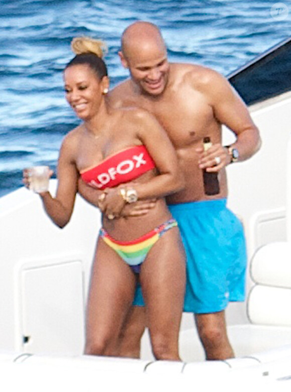 Mel B en bikini avec son mari Stephen Belafonte sur un luxueux yacht à Sydney en Australie, le 17 mars 2014.