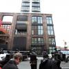 Devant l'immeuble new-yorkais de L'Wren Scott, après son suicide, le 18 mars 2014. 