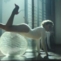 Kylie Minogue : Une séance de gym bien trop sexy dans ''Sexercize'', son clip