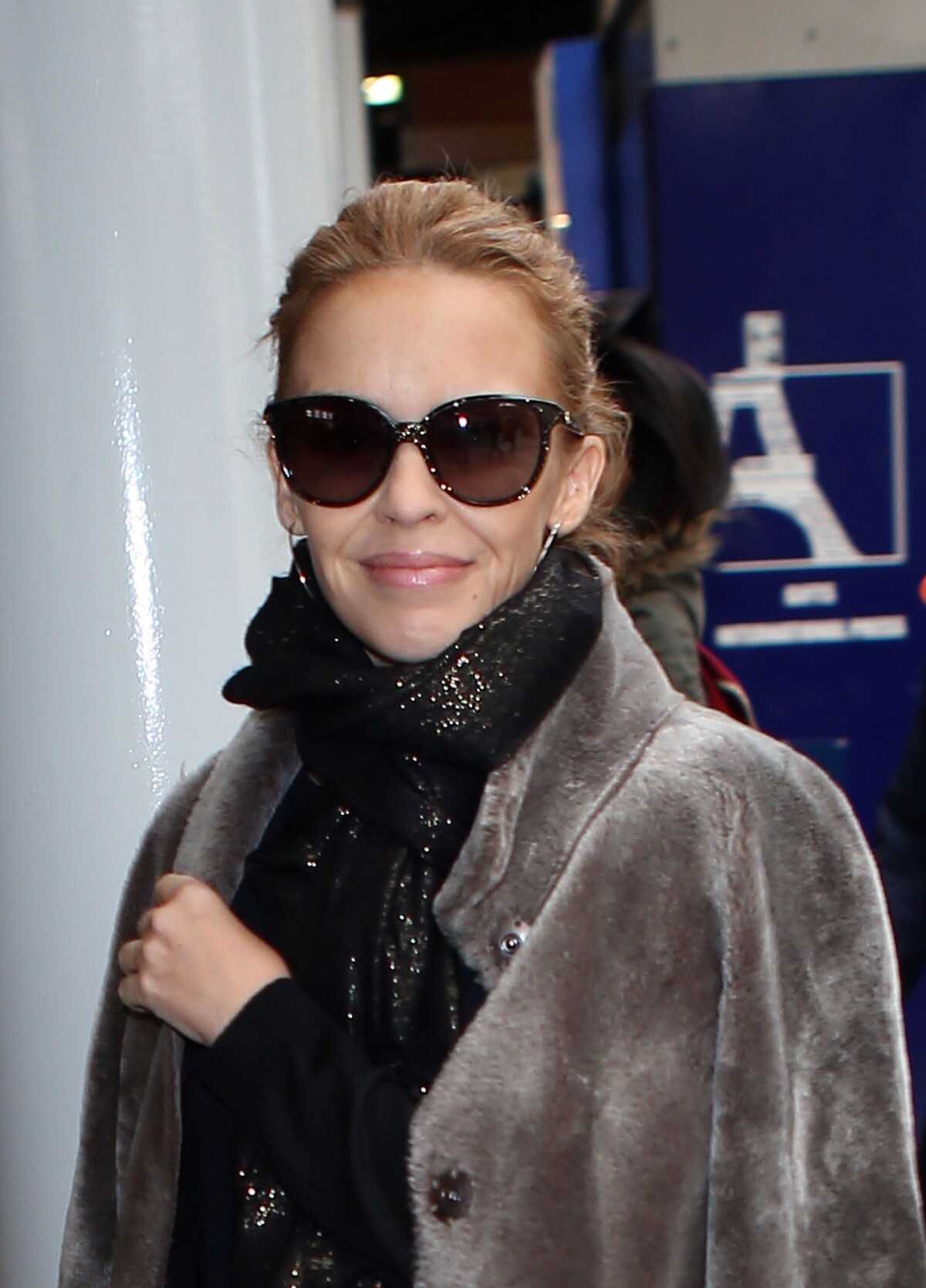 Vidéo : Kylie Minogue arrive à la gare du Nord à Paris, le 19 mars 2014