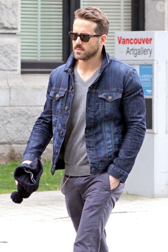 Ryan Reynolds a déjeuné avec Blake Lively lors du 2nd jour de tournage pour sa femme, à Vancouver, le 18 mars 2014.